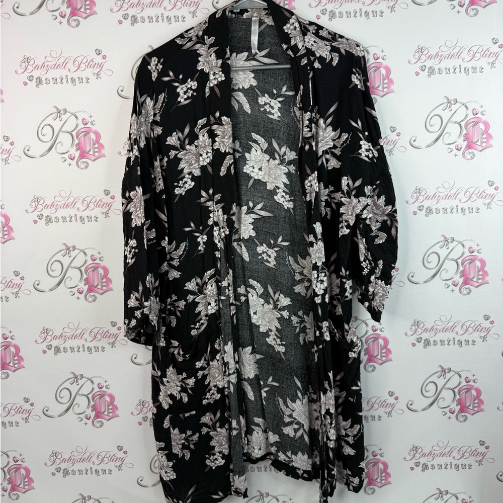 Spiritual Gangster cardigan flowers grey Black and White Floral Kimono